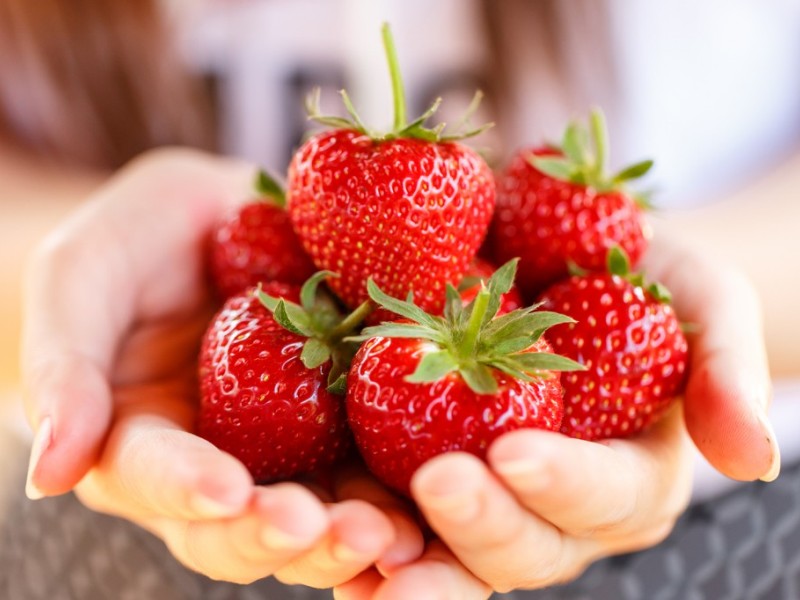 gambar manfaat buah strawberry dan khasiat buah strawberry image